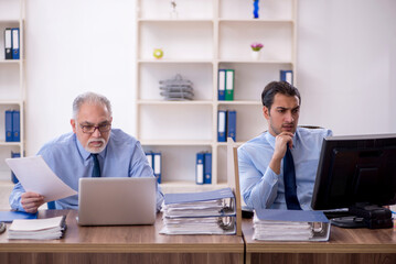 Obraz premium Two male colleagues working in the office