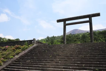 Foto op Plexiglas 霧島神宮小宮の鳥居の中に見える高千穂峰 © v_0_0_v