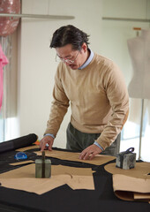 안경을 쓴 남성 재단사의 포트레이트