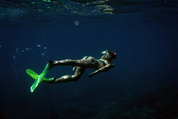 Fototapeta na wymiar shooting underwater