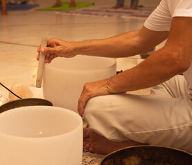 Obraz na płótnie Canvas crystal Tibetan bowl played by a meditation master