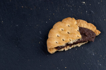 crispy cookies with chocolate filling between cookies