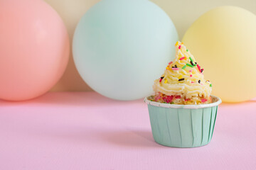 バースデーなどを祝うバタークリームのフロスティングがのったカップケーキ。