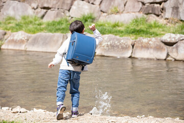 川で遊ぶ小学生の男の子