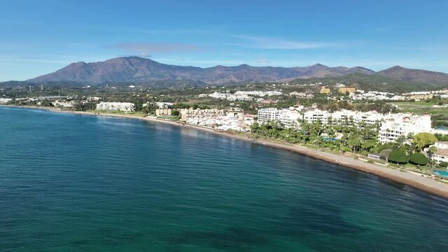 playa de Guadalmansa en la costa de Estepona, Andaluc&iacute;a