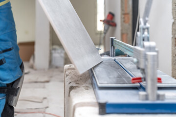 manual cutting of facing tiles on a cutter