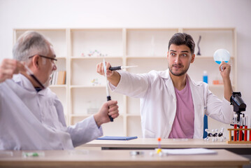 Obraz premium Two male chemists working at the lab