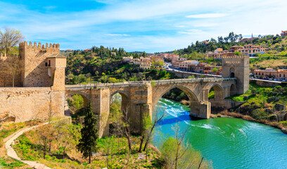 Fototapeta na wymiar Bridge and river in Toledo- Spain