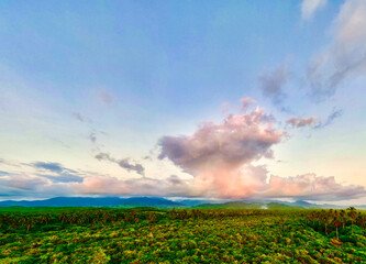 Atardecer panorámica con cerros y selva