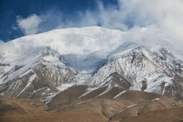 The peaks and clouds of Muztagh ata in Xinjiang                              