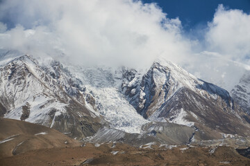 The peaks and clouds of Muztagh ata in Xinjiang                              