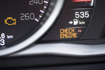 Cockpit von einem Auto und Warnleuchte für Service Motor