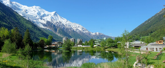 Fototapeta na wymiar Chamonix am Mont Blanc in Frankreich mit See und Hotel