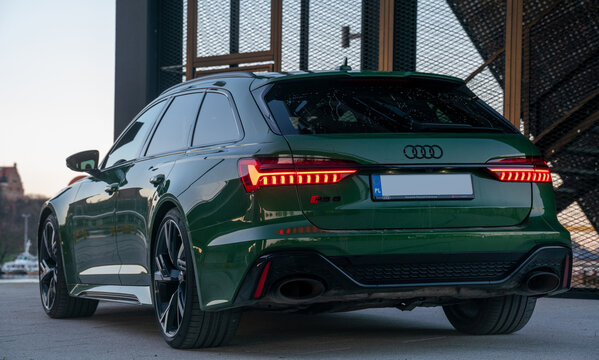 Audi RS6 Avant - a sporty station wagon in urban space