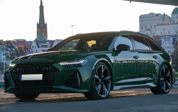 Audi RS6 Avant - a sporty station wagon in urban space