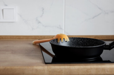 Frying pan on induction stove