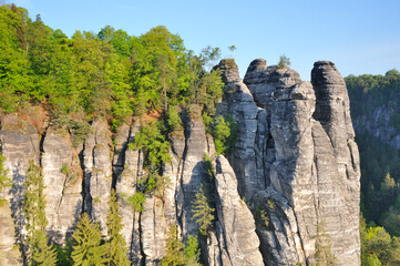 Blick von der Bastei  zu den Wehltürmen (Ferdinandstein) im Frühjahr