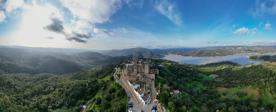 hermoso castillo de Castellar de la Frontera en la provincia de C&aacute;diz, Espa&ntilde;a