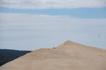 Fototapeta na wymiar silhouettes lointaines sur la dune du Pilat