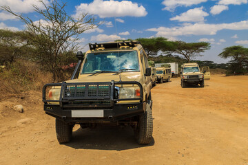 Obraz na płótnie Canvas SUV cars parking in Serengeti national park, Tanzania