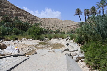Ein Wanderweg im Wadi Bani Khalid im Oman