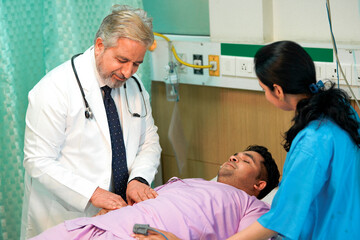 Obraz premium Senior Doctor check up to patient on bed at hospital.