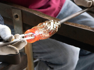 琉球ガラスの制作風景