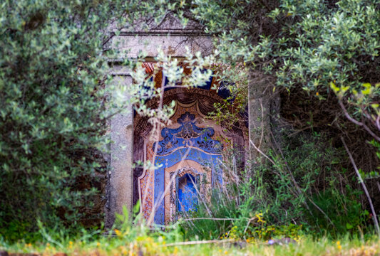 Entrada de uma antiga ermida