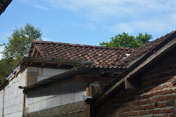 Fototapeta na wymiar Photo of the roof of a house in the countryside made of tiles