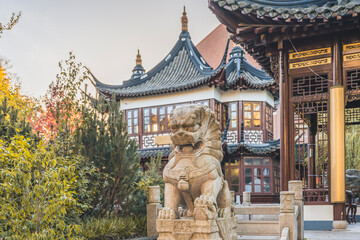 Germany, Hamburg, Guardian statue in front of Yu Garden tea house and restaurant