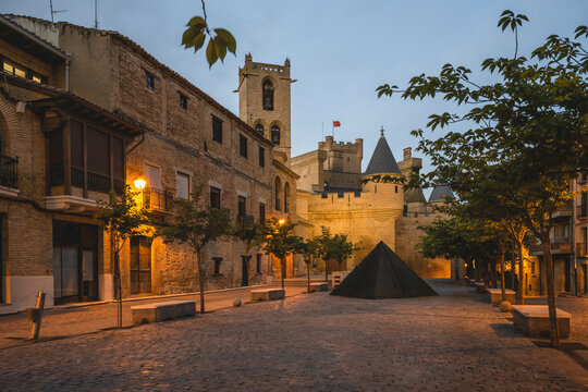 Spain, Navarra, Olite, Small pyramid on town square in front of Palace of Kings of Navarre of Olite at dusk