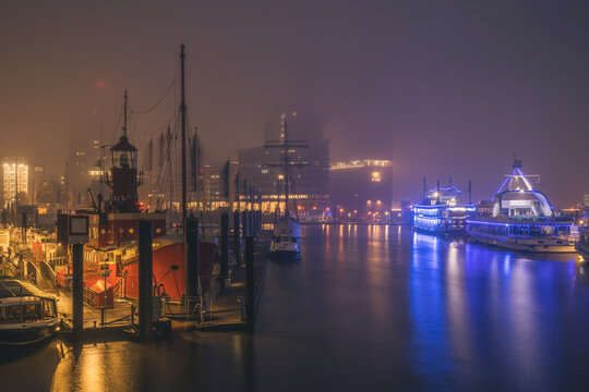 Germany, Hamburg,ﾠPort of Hamburg at foggy night