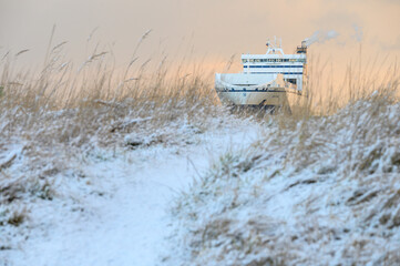 Fährschiff erreicht Morgenimbissen Winter Travemünde durch die Dünen fotografiert