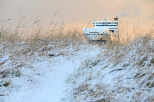 F&auml;hrschiff erreicht Morgenimbissen Winter Travem&uuml;nde durch die D&uuml;nen fotografiert