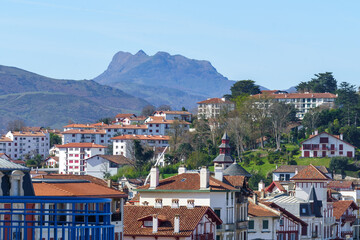 Vue sur Ciboure et pics des 3 couronnes depuis Saint-Jean de Luz