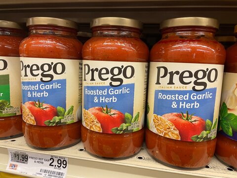 Grocery store Prego roasted garlic spaghetti sauce and price
