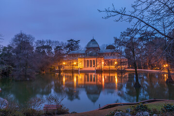 Obraz premium The Palacio de Cristal Glass Palace is a 19th century conservatory located in the Buen Retiro Park in Madrid Spain It is currently used for art exhibitions.