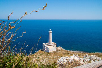 El faro de punta Palascia en el cabo de Otranto, Puglia, Italia. Fue construido en 1867 y reabierto en 2008. Torre cilíndrica de piedra blanca de 32 metros (105 pies). - obrazy, fototapety, plakaty