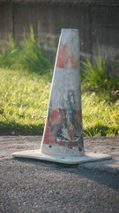 Cono de tráfico sucio y viejo