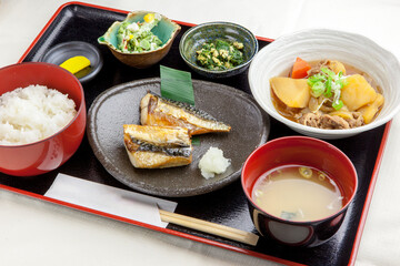 焼き魚と肉じゃが定食