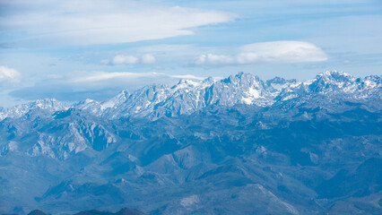Fototapeta na wymiar Nieve en cordillera montañosa en horizonte