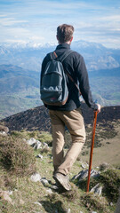 Hombre joven barbudo descendiendo por ladera de montaña de Asturias