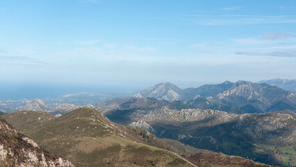 Cadena montañosa junto a costa en Asturias