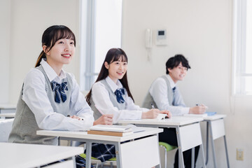 Obraz premium 教室で楽しく授業を受ける高校生