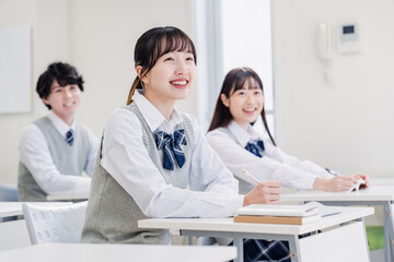 教室で楽しく授業を受ける高校生