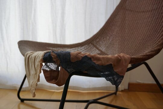 Lencer&iacute;a fina en una silla