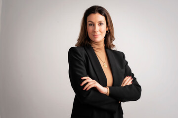 Obraz premium Attractive middle aged businesswoman standing with arms crossed against isolated background