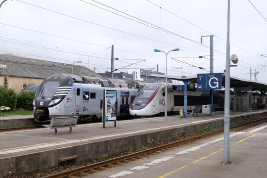 Trains Ter et Ouigo dans la gare de Vannes