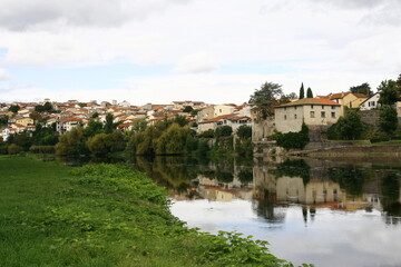 Fototapeta na wymiar La ville de Pont-du-Château au bord de la rivière Allier, située dans le département du Puy-de-Dôme en région Auvergne-Rhône-Alpes