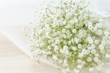 かすみ草の小さな花束